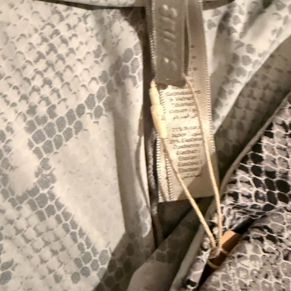 SKIMS Clingmate Snakeskin Skort Chrome Snakeskin Print NWT Size L - Picture 4 of 4